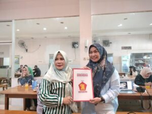 LISA HALABY RESMI TERIMA SK PARTAI GERINDRA