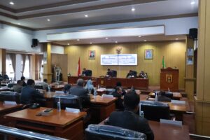 DPRD BANJARBARU KEMBALI SAHKAN SATU RAPERDA