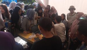 MASYARAKAT MEMBLUDAK UNTUK PENUKARAN TIKET BAND UNGU ELH LIVE IN CONCERT ” HARAPAN BARU BANJARBARU “