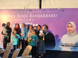 LISA HALABY JADI REBUTAN WARGA BERFOTO BARENG SAAT CEK LOKASI KONSER