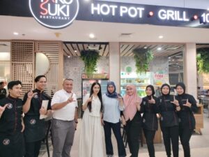 LISA HALABY BERSAMA ANGEL KARAMOY JADI PUSAT PERHATIAN DI QMALL BANJARBARU