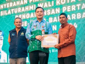 WALI KOTA BANJARBARU SERAHKAN BANTUAN KE PETANI