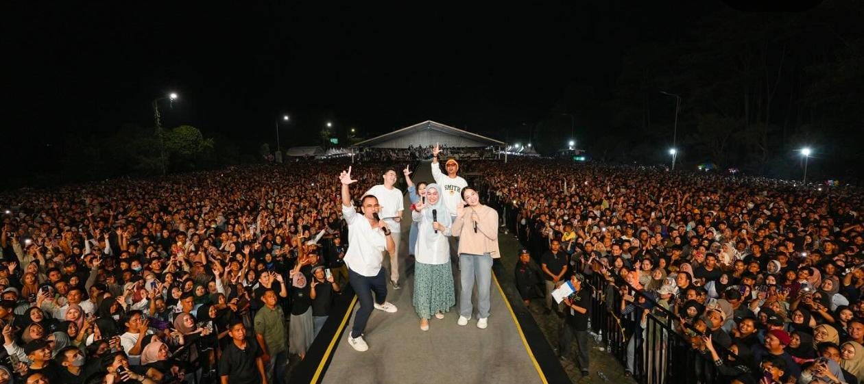 ELH KIAN MEMPESONA WARGA SAAT KONSER SETIA BAND