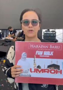 MUALAF RAIH HADIAH UMROH FUN WALK KEMERDEKAAN BERSAMA ELH