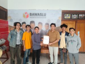 PERTANYAKAN DUGAAN PEMALSUAN DATA OKNUM ANGGOTA DEWAN TERPILIH, LS BONUS DAN AMARAH DATANGI KANTOR KPU DAN BAWASLU KALSEL