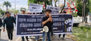 AMARAH DEMODUGAAN IJAZAH PALSU DEPAN KANTOR KPU PROV KALSEL
