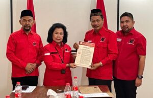 LISA HALABY-WARTONO TERIMA SK DUKUNGAN PDI PERJUANGAN DI PILWALI BANJARBARU