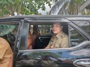 WALI KOTA SERAHKAN DUA PEJABAT PEMKO BANJARBARU PERJADIN TANPA IZIN KE INSPEKTORAT
