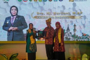BUNDA NUNUNG PJS WALIKOTA BANJARBARU DUKUNG TERWUJUDNYA PERCEPATAN TRANS KALIMANTAN