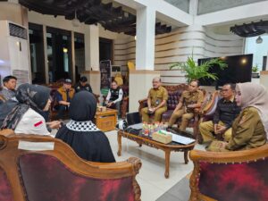 PJS WALI KOTA BANJARBARU MENANGIS SAAT AUDENSI DENGAN GERAKAN UMAT KALSEL PEDULI PALESTINA