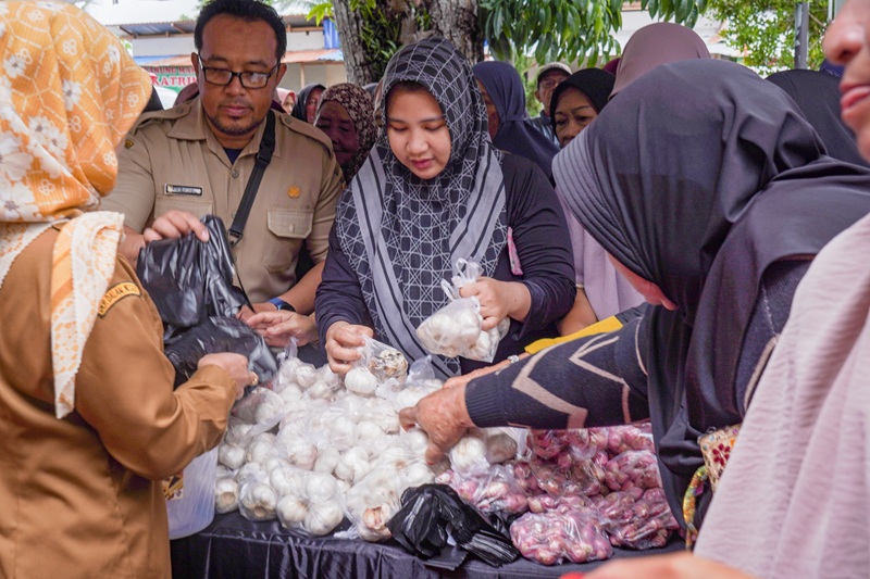 WARGA ANTUSIAS SERBU PASAR MURAH DI GUNTUNG PAYUNG BANJARBARU