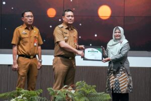 PEMENANG ECO OFFICE DAN SCHOOL DIBERIKAN PENGHARGAAN