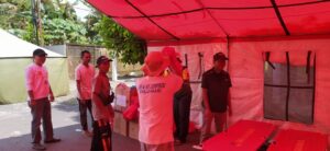 BANJIR DI GUNTUNG MANGGIS, DINSOS SERAHKAN BANTUAN