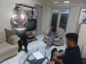 PASANGAN BUKAN SUAMI ISTRI DIGREBEK POLISI DAN WARGA