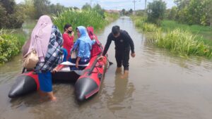 BANJIR RENDAM WILAYAH LIANG ANGGANG, POLISI BANTU EVAKUASI WARGA PATAH KAKI