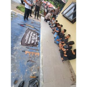 POLISI AMANKAN SEMBILAN REMAJA BESERTA SAJAM, DIDUGA GANGSTER