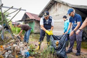 PEMKO BANJARBARU BANTU WARGA BERSIH-BERSIH PASCA BANJIR