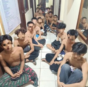 KONVOI DIDUGA GANGSTER DI BANJARBARU DIRINGKUS, BELASAN REMAJA BESERTA SAJAM DIAMANKAN