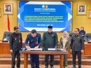 DPRD BANJARBARU SETUJUI DUA BUAH RAPERDA, WALI KOTA SAMPAIKAM INI