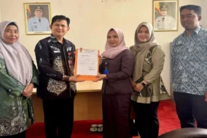 SEKRETARIAT DPRD BANJARBARU SERAHKAN BERKAS PEMBERHENTIAN WALI KOTA DAN WAKIL