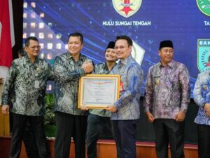 DINILAI SANGAT BAIK DALAM PELAYANAM PUBLIK, PEMKO BANJARBARU TERIMA PENGHARGAAN DARI WAMENPAN RB
