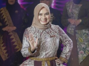 KAIN SASIRANGAN TAMPIL DI FASHOIN SHOW LADIES MUNAS VII