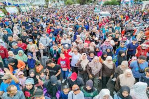 Ribuan Warga Meriahkan Fun Walk HUT Banjarbaru, Pj Wali Kota Beri Hadiah Umrah