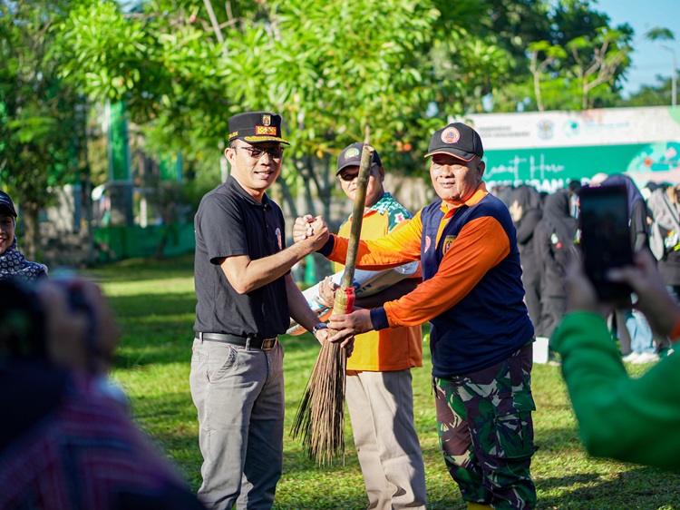 BANJARBARU PERKUAT KEPEDULIAN LINGKUNGAN LEWAT AKSI NYATA BERSIH-BERSIH PLASTIK