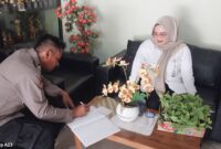 POLSEK GAMBUT GANDENG SMKN 1 TANAM CABAI, TANAMKAN KEPEDULIAN LINGKUNGAN SEJAK DINI