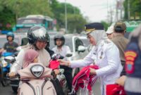 PEMKO BAGIKAN BENDERA MERAH PUTIH, KETUA DPRD BANAJRBARU: BANGKITKAN JIWA NASIONALISME