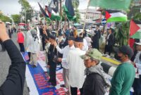 WARGA KALSEL TURUN KE JALAN, SERUKAN STOP AGRESI MILITER ISRAEL DAN BEBASKAN PALESTINA