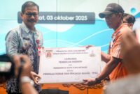 WARTONO SERAHKAN SK INSENTIF, PENJAGA DAN PENGGALI KUBUR BANJARBARU DAPAT PERHATIAN PEMERINTAH