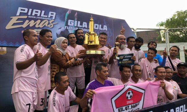 PIALA WALI KOTA BANJARBARU 2025 BERAKHIR, GUNTUNG PAIKAT ANGKAT TROFI JUARA