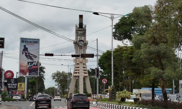 PASCA DI PERBAIKI JAM TUGU ADIPURA KEMBALI TIDAK BERFUNGSI