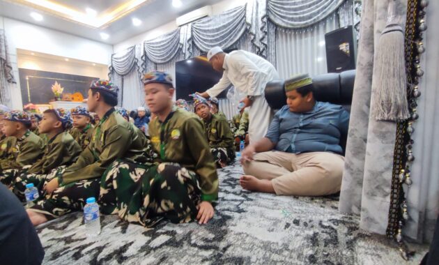 SERAGAM DICORET, ANAK YATIM PIATU DI BANJARBARU DAPAT PERHATIAN LANGSUNG WALI KOTA