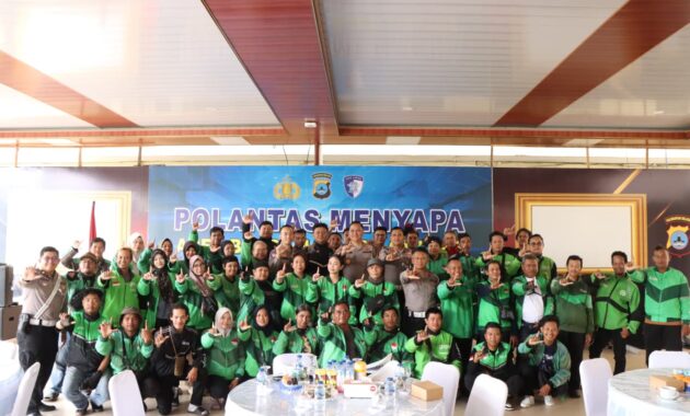 POLANTAS MENYAPA OJOL, SATLANTAS BANJARBARU PERKUAT SINERGI KESELAMATAN JALAN