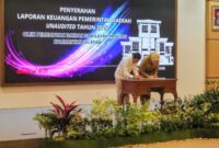 PEMPROV KALSEL SERAHKAN LKPD, GUBERNUR TARGETKAN OPINI TERBAIK DARI BPK