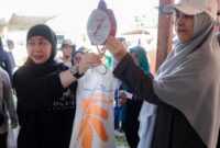 TURUN KE PASAR, WALI KOTA BANJARBARU SOROTI SAMPAH PEDAGANG SAAT AKSI BERSIH HUT KE-27