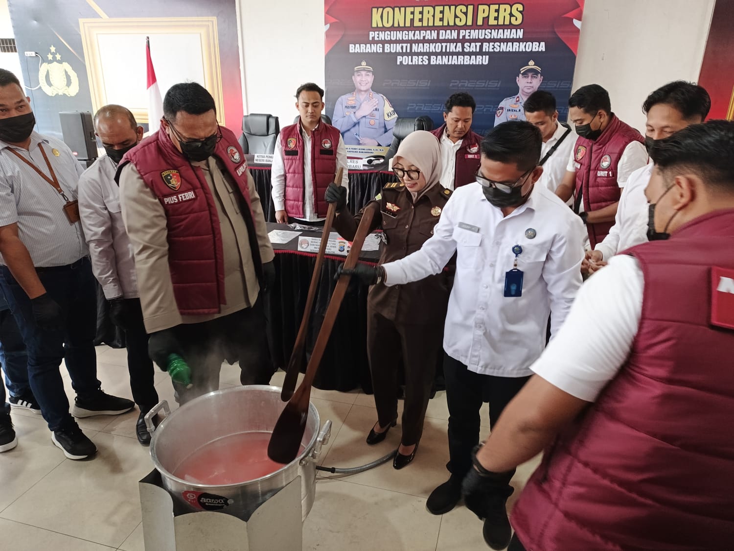 JARINGAN NARKOBA JAWA–KALSEL TERKUAK, 1,7 KG SABU DIMUSNAHKAN POLRES BANJARBARU