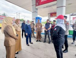 RESPONS CEPAT KELUHAN WARGA, LISA HALABY TURUN LANGSUNG PANTAU ANTREAN SPBU DI BANJARBARU