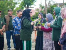 WALI KOTA TURUN TANGAN BAGIKAN BIBIT, PEREMPUAN BANJARBARU DIAJAK JADI PENGGERAK KETAHANAN PANGAN