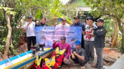 PEMPROV KALSEL SERAHKAN PERAHU MOTOR, TIGA POKMASWAS HSU DIPERKUAT AWASI PERAIRAN