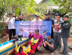 PEMPROV KALSEL SERAHKAN PERAHU MOTOR, TIGA POKMASWAS HSU DIPERKUAT AWASI PERAIRAN