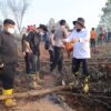 GUBERNUR, FORKOPIMDA HINGGA MAHASISWA TURUN LANGSUNG PADAMKAN KARHUTLA DENGAN METODE SUNTIK GAMBUT