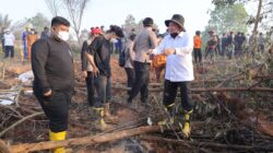 GUBERNUR, FORKOPIMDA HINGGA MAHASISWA TURUN LANGSUNG PADAMKAN KARHUTLA DENGAN METODE SUNTIK GAMBUT