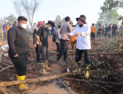 GUBERNUR, FORKOPIMDA HINGGA MAHASISWA TURUN LANGSUNG PADAMKAN KARHUTLA DENGAN METODE SUNTIK GAMBUT