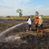 WAGUB KALSEL TURUN LANGSUNG PADAMKAN KARHUTLA DI PENGAYUAN, API KEMBALI MUNCUL DEKAT RUMAH WARGA