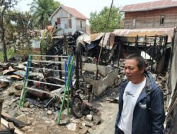 ENAM RUMAH TERBAKAR DI MENTAOS, FAUZAN NOOR SERAHKAN BANTUAN UNTUK WARGA