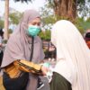 ISPA MENGINTAI DI TENGAH KABUT ASAP, PKK BANJARBARU BAGIKAN MASKER GRATIS