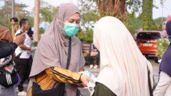 ISPA MENGINTAI DI TENGAH KABUT ASAP, PKK BANJARBARU BAGIKAN MASKER GRATIS